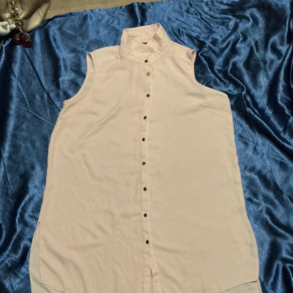 Sleeveless Pink Button-Up Wom90. Oo,